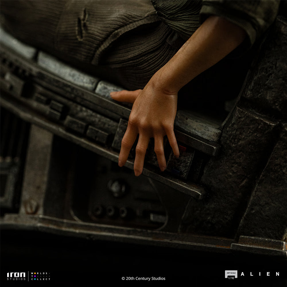 PRE-ORDER Iron Studios Alien 3 Ellen Ripley and Dog Alien Art Scale 1:10 Statue
