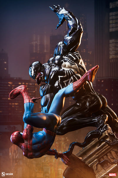 PRE-ORDER Spider-Man vs Venom Maquette