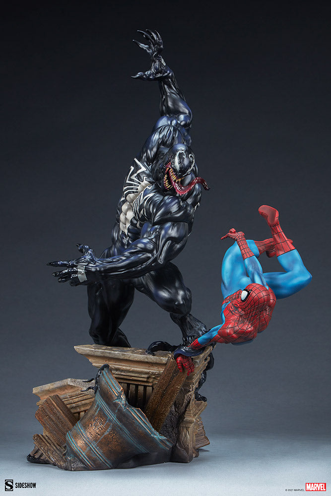 PRE-ORDER Spider-Man vs Venom Maquette
