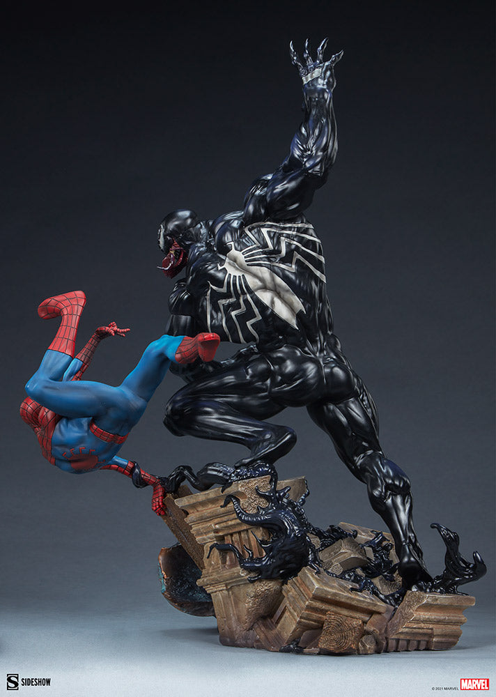 PRE-ORDER Spider-Man vs Venom Maquette