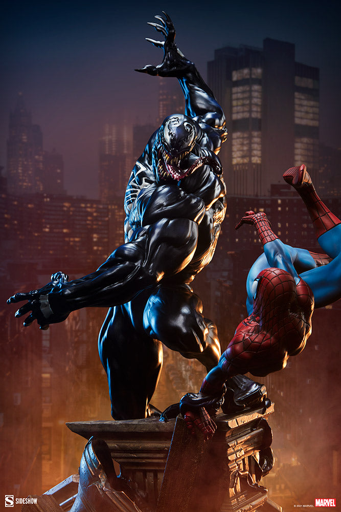 PRE-ORDER Spider-Man vs Venom Maquette